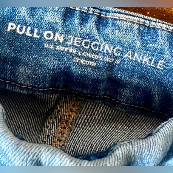 Chico's Jewel Cuffed Pull-On Ankle Jegging Cropped Jeans - 8R (31") - Picture 9 of 11